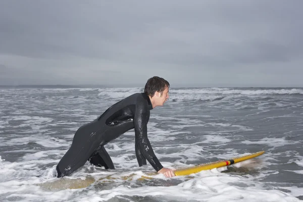 Sörfçü surfboard holding — Stok fotoğraf
