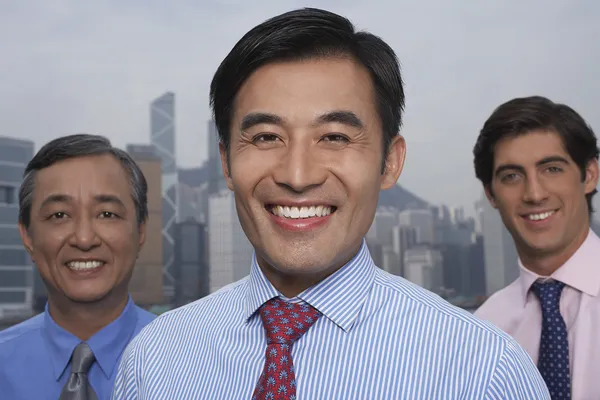 Tres hombres de negocios sonriendo — Foto de Stock