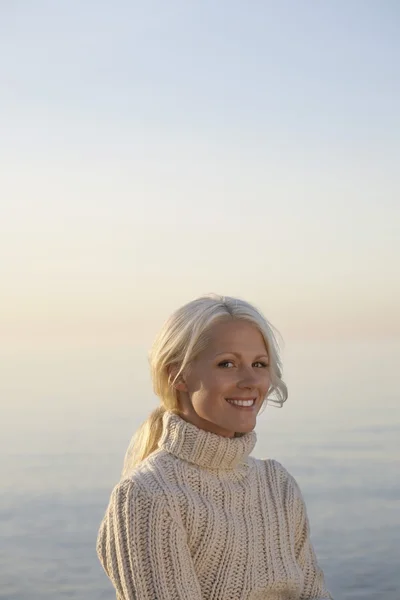 Kvinnan ler på stranden — Stockfoto