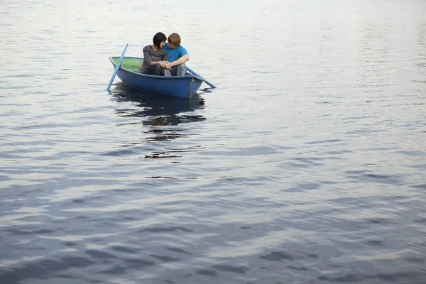 Пара обнимашек в лодке на озере — стоковое фото