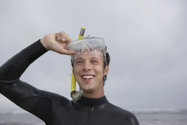 Man op het strand — Stockfoto