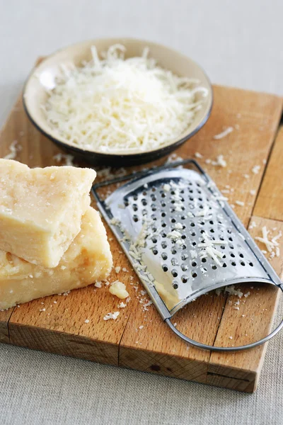 Parmesan peyniri ve rende — Stok fotoğraf