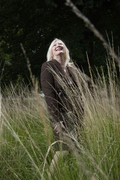 풀밭에 서 있는 여자 — 스톡 사진
