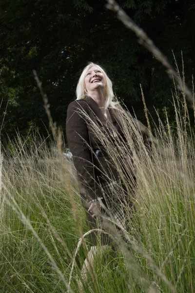 Mulher em pé em um prado — Fotografia de Stock