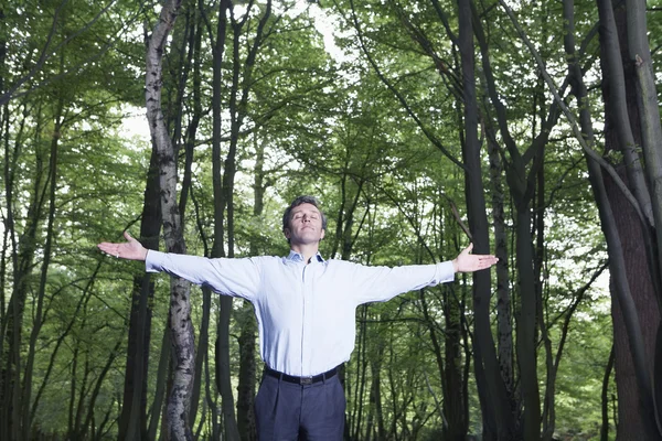 男人站在森林 — 图库照片