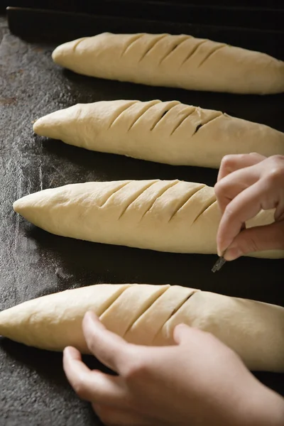 Padeiro com massa de pão — Fotografia de Stock