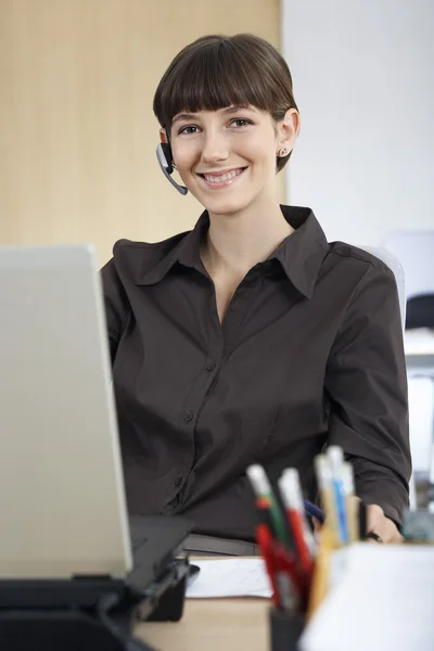 Mulher usando fone de ouvido — Fotografia de Stock