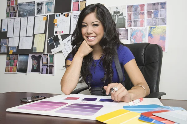 Designer working at desk — Stock Photo, Image