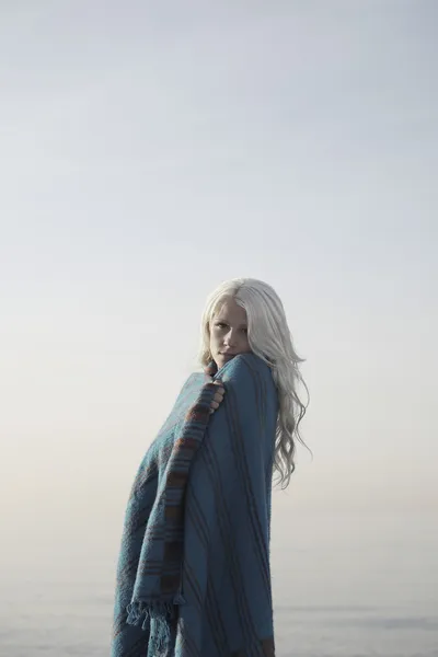 Woman standing on beach — Stock Photo, Image