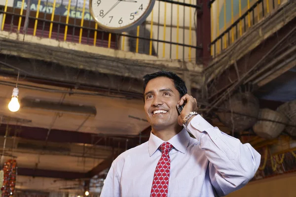 Uomo d'affari che utilizza il telefono — Foto Stock