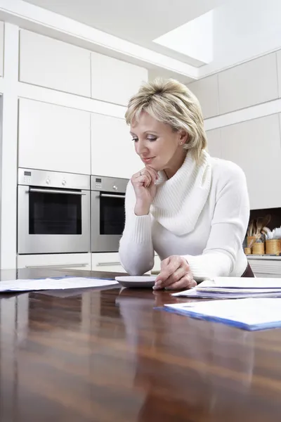 Woman counting bills on calculator — Stock Photo, Image