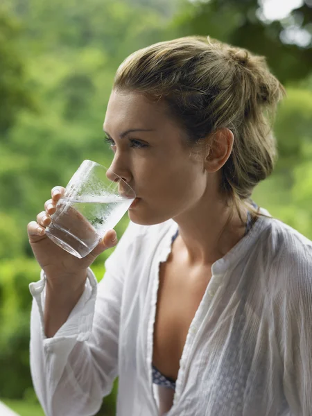 Женщина пьет воду — стоковое фото