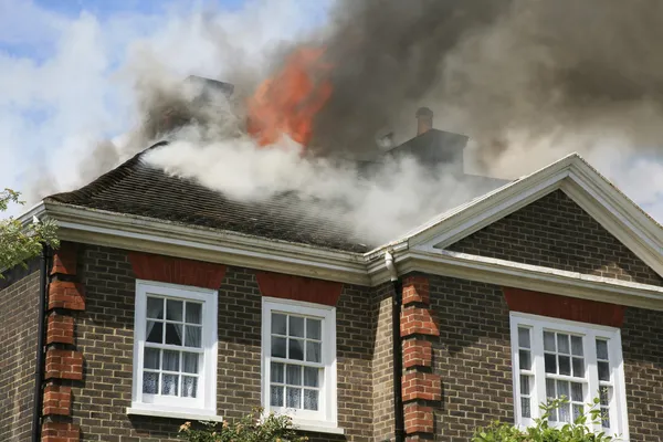 Huis dak in vuur en vlam — Stockfoto