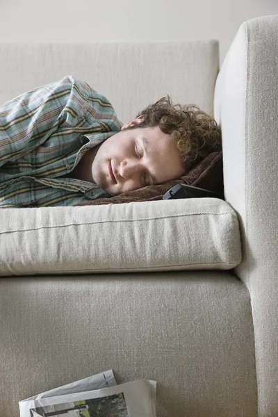 Adam kanepede uyuklayan — Stok fotoğraf