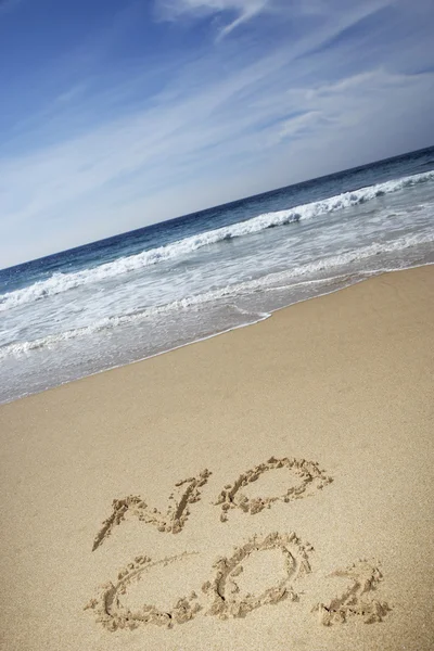 Nenhum texto de CO2 escrito na praia — Fotografia de Stock