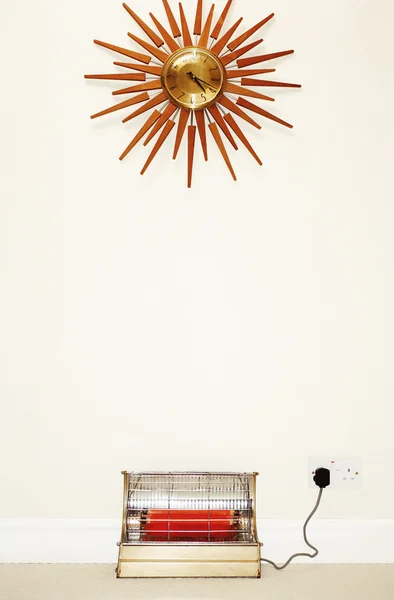 Eski moda duvar saati ve ısıtıcı — Stok fotoğraf
