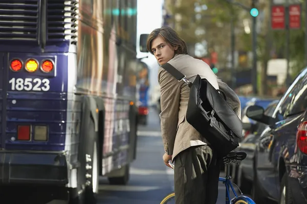 Man standing by bicycle — Stock Photo, Image