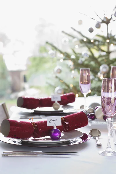 Christmas crackers met naamlabels — Stockfoto