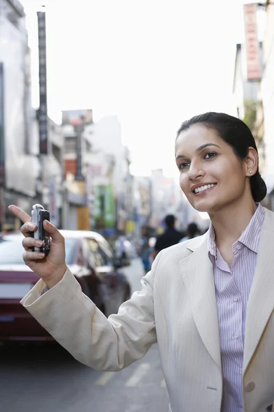 Mulher de negócios segurando telefone celular — Fotografia de Stock