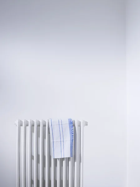 Schotel doek op radiator — Stockfoto