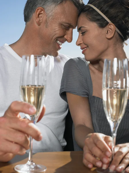 Pareja bebiendo champán —  Fotos de Stock