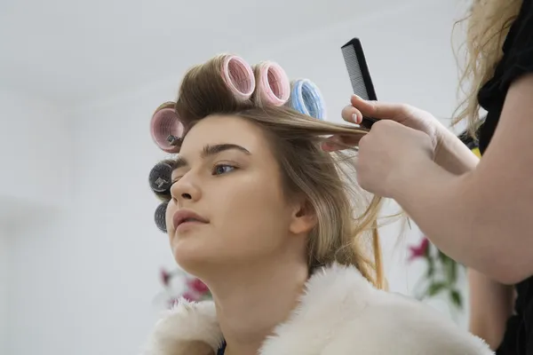 Modelo que tem cabelo colocado em rolos — Fotografia de Stock