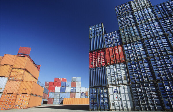 Доставка контейнеров в складском дворе
