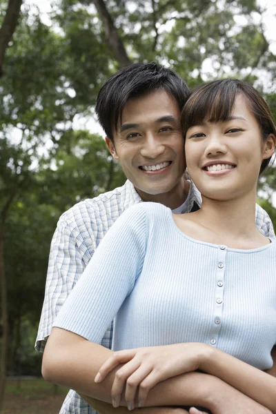 Couple embracing in park — Stock Photo, Image