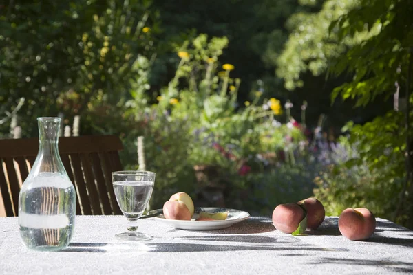 Pfirsiche auf dem Tisch im Garten — Stockfoto