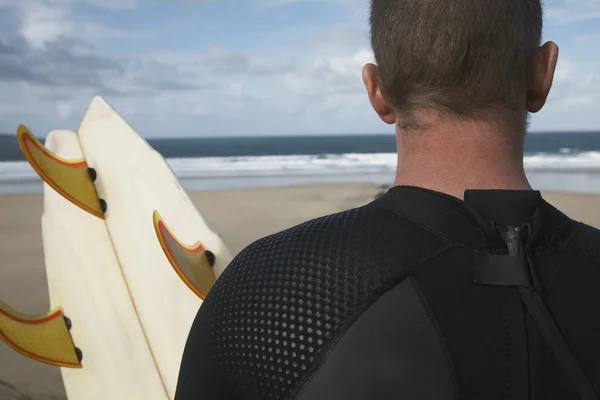 Hombre sosteniendo tabla de surf —  Fotos de Stock