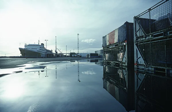 Ferry at port — Stock Photo, Image