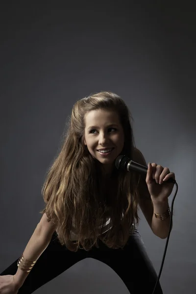 Kvinna sjunga i studio — Stockfoto
