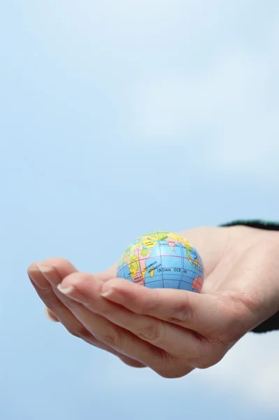 Hand innehav globe — Stockfoto