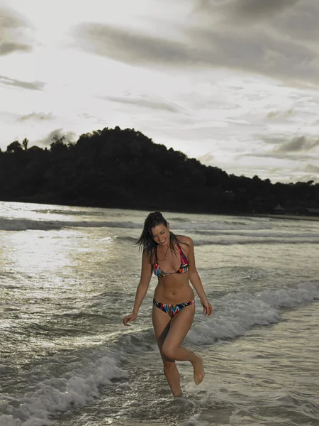 Frau am Strand — Stockfoto