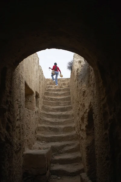 Kvinna gå i trappor — Stockfoto
