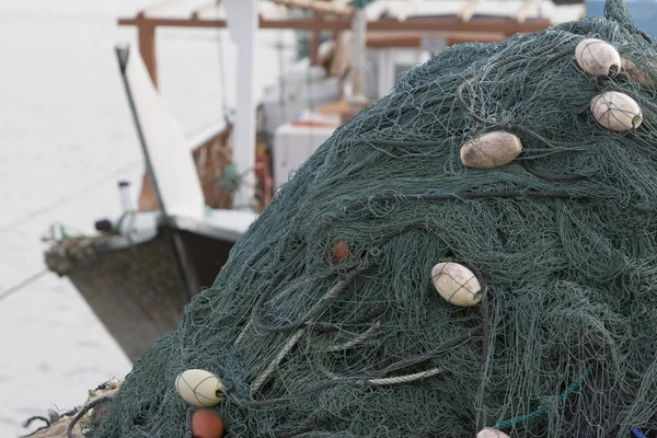 Visnetten hoog opgestapeld op boot — Stockfoto