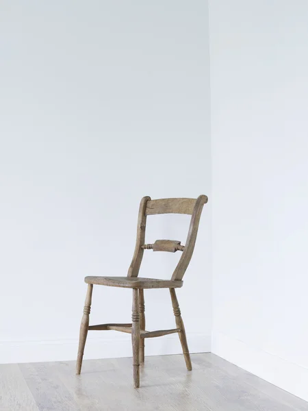 Cadeira de madeira no canto do quarto vazio — Fotografia de Stock