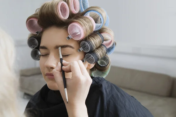 Modelo teniendo maquillaje aplicado —  Fotos de Stock