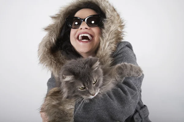 Γυναίκα που κρατάει γάτα — Φωτογραφία Αρχείου