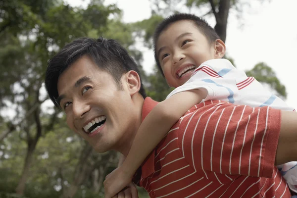 Pai dando filho piggyback — Fotografia de Stock