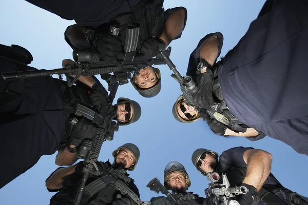 Officiers Swat debout en cercle — Photo