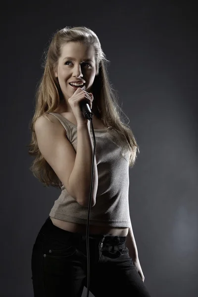 Mujer cantando en estudio — Foto de Stock