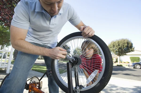 Padre fissaggio bicicletta — Foto Stock