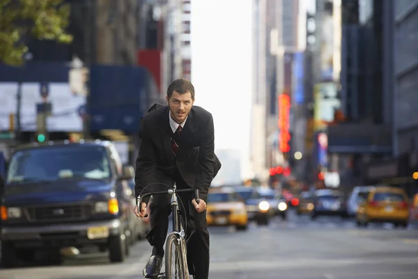 Mann fährt Fahrrad — Stockfoto