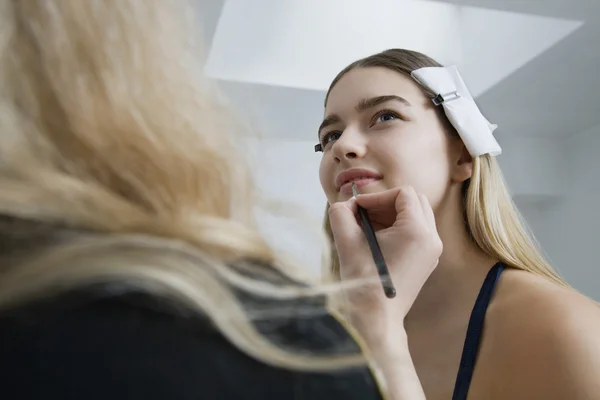 Modelo teniendo maquillaje —  Fotos de Stock