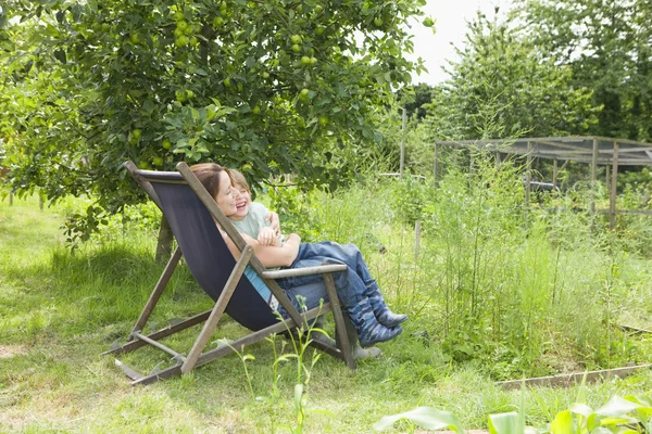 Mamma med son i trädgården — Stockfoto