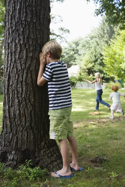 Children playing hide and seek — Stock Photo, Image