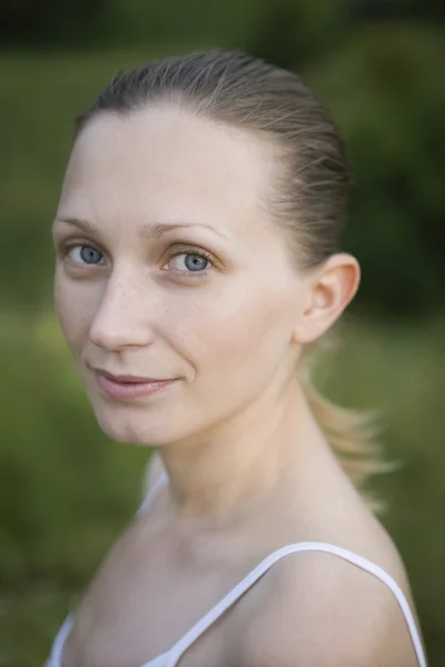 Smiling young woman — Stock Photo, Image