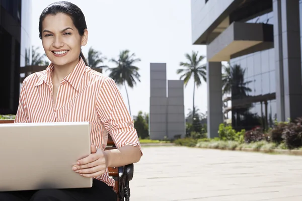 Forretningskvinde ved hjælp af laptop - Stock-foto