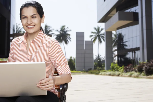 Businesswoman pomocí notebooku — Stock fotografie